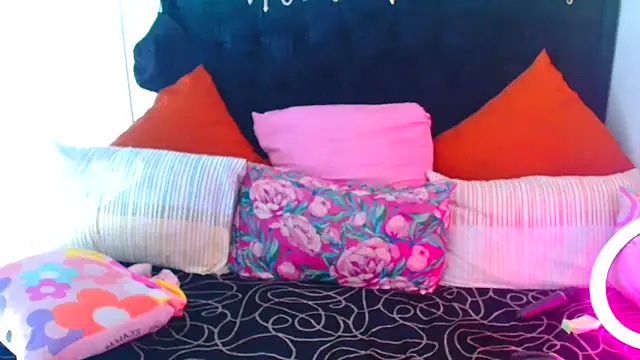 Snapshot of SAVAGExBOO chatting on 11-10-25, 04:06 SAVAGExBOO online show from 11-10-25, 04:06