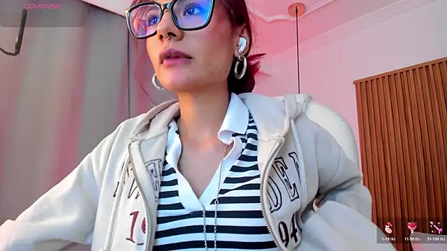 Snapshot of sophiecherry_ chatting on 11-21-25, 08:40 sophiecherry online show from 11-21-25, 08:40