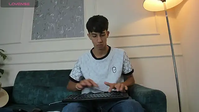 Snapshot of Lucian_Davi chatting on 01-08-25, 12:37 Lucian Davi online show from 01-08-25, 12:37