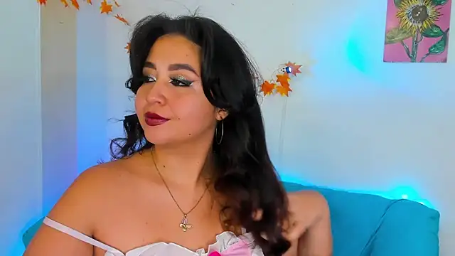 Snapshot of LiahDiaz chatting on 12-24-24, 08:49 LiahDiaz online show from 12-24-24, 08:49