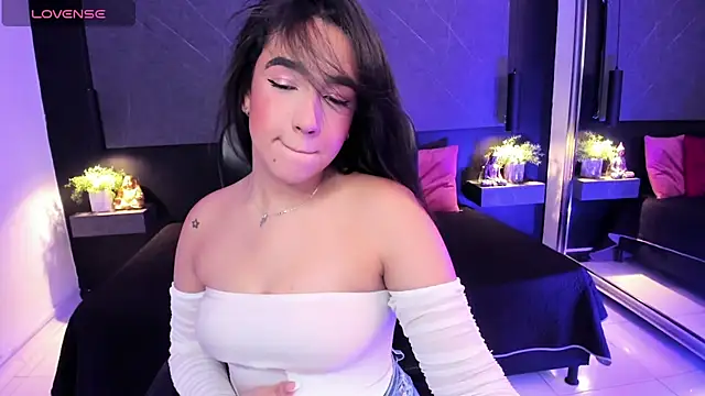 Snapshot of SaraaMills chatting on 05-15-26, 03:46 SaraaMills online show from 05-15-26, 03:46