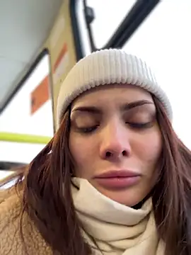 Snapshot of Accole chatting on 01-12-25, 12:44 Accole online show from 01-12-25, 12:44