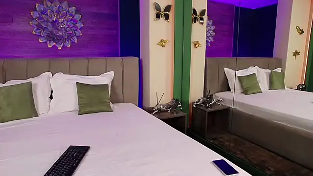 Snapshot of LoraDevine chatting on 10-25-25, 07:52 LoraDevine online show from 10-25-25, 07:52