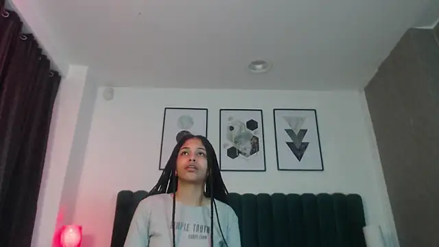 Snapshot of JuliaRose_ks chatting on 10-24-25, 12:34 JuliaRose ks online show from 10-24-25, 12:34