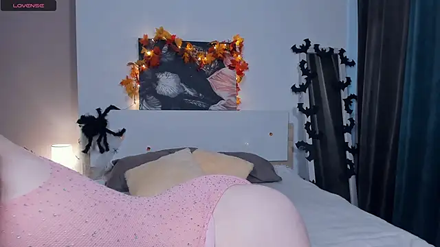 Snapshot of RenetTolken chatting on 10-17-25, 09:12 RenetTolken online show from 10-17-25, 09:12