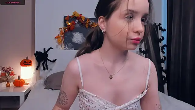 Snapshot of RenetTolken chatting on 10-18-25, 09:21 RenetTolken online show from 10-18-25, 09:21