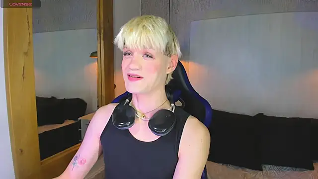 VladHellsing4 online show from 04-15-26, 02:02