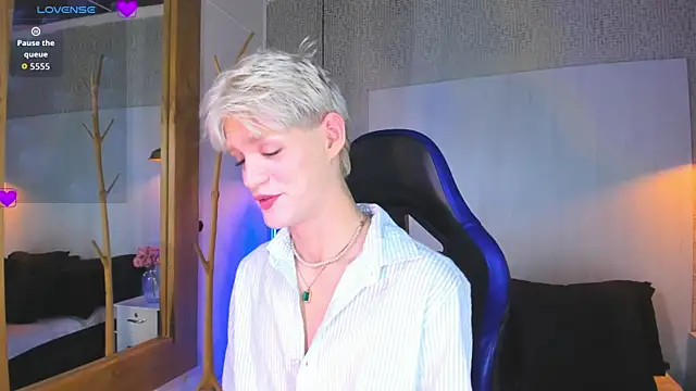 Snapshot of VladHellsing4 chatting on 07-15-26, 02:22 VladHellsing4 online show from 07-15-26, 02:22