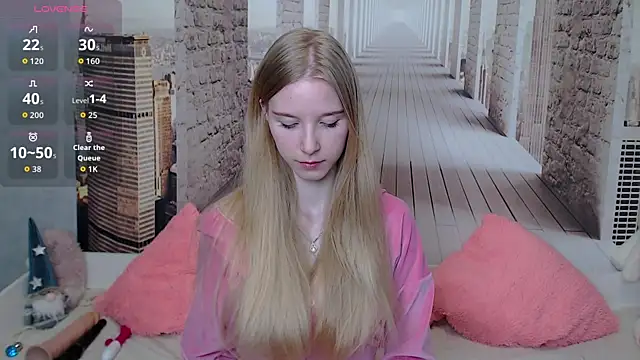 Snapshot of Cutieblondegirl chatting on 03-27-26, 10:15 Cutieblondegirl online show from 03-27-26, 10:15