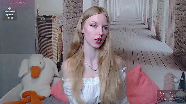 Snapshot of Cutieblondegirl chatting on 04-04-26, 04:48 Cutieblondegirl online show from 04-04-26, 04:48