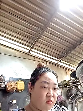 Snapshot of VyOanh2K chatting on 10-23-25, 06:02 VyOanh2K online show from 10-23-25, 06:02