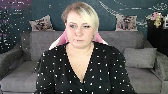 Snapshot of CuteHanna chatting on 12-23-25, 10:24 CuteHanna online show from 12-23-25, 10:24