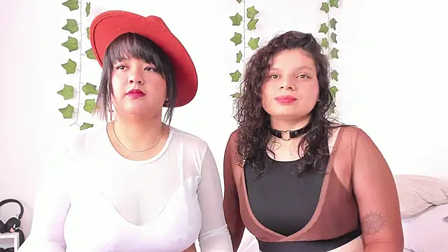 Snapshot of Karol_IsabelCouple chatting on 02-20-25, 04:36 Karol IsabelCouple online show from 02-20-25, 04:36