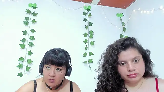 Snapshot of Karol_IsabelCouple chatting on 03-19-25, 03:52 Karol IsabelCouple online show from 03-19-25, 03:52