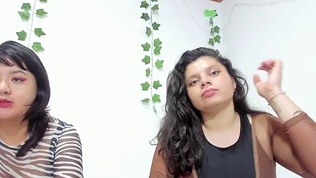 Snapshot of Karol_IsabelCouple chatting on 03-22-25, 01:43 Karol IsabelCouple online show from 03-22-25, 01:43