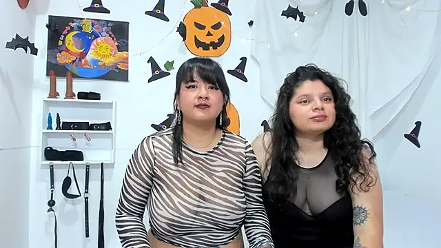 Snapshot of Karol_IsabelCouple chatting on 10-21-25, 02:34 Karol IsabelCouple online show from 10-21-25, 02:34