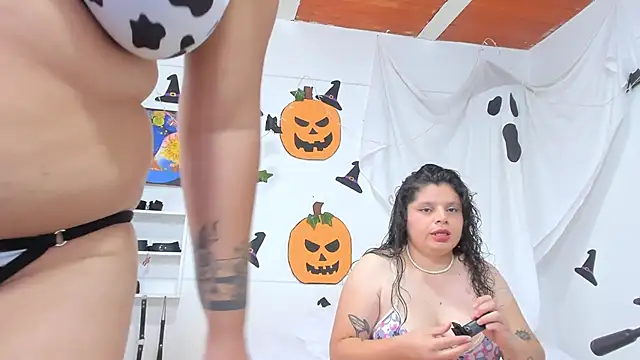 Snapshot of Karol_IsabelCouple chatting on 11-01-25, 09:39 Karol IsabelCouple online show from 11-01-25, 09:39