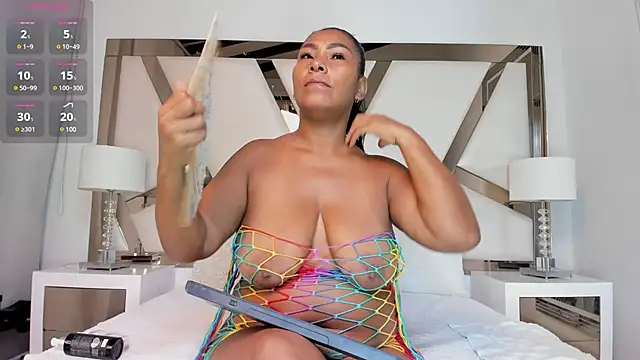 Snapshot of OliviaBurning chatting on 02-14-25, 11:31 OliviaBurning online show from 02-14-25, 11:31