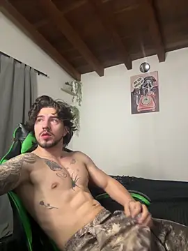 Snapshot of Valentino_Xander chatting on 10-29-25, 01:19 Valentino Xander online show from 10-29-25, 01:19