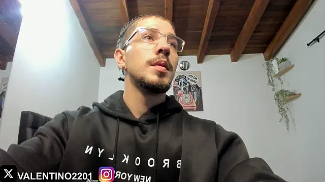 Snapshot of Valentino_Xander chatting on 11-11-25, 01:49 Valentino Xander online show from 11-11-25, 01:49