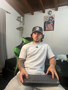 Snapshot of Valentino_Xander chatting on 11-21-25, 11:36 Valentino Xander online show from 11-21-25, 11:36