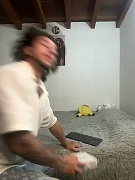 Snapshot of Valentino_Xander chatting on 11-28-25, 01:08 Valentino Xander online show from 11-28-25, 01:08