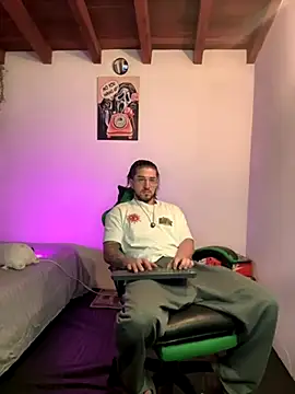 Snapshot of Valentino_Xander chatting on 12-16-25, 01:21 Valentino Xander online show from 12-16-25, 01:21