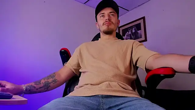 Snapshot of james_connor2 chatting on 01-11-25, 06:54 james connor2 online show from 01-11-25, 06:54