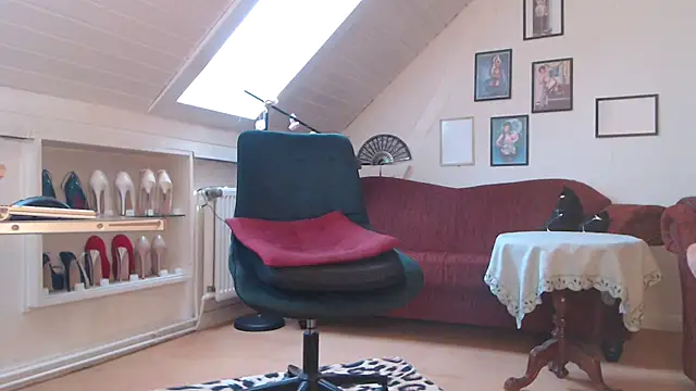 Snapshot of GinaBlonde chatting on 01-05-25, 12:21 GinaBlonde online show from 01-05-25, 12:21