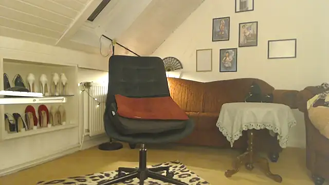 Snapshot of GinaBlonde chatting on 01-06-25, 12:37 GinaBlonde online show from 01-06-25, 12:37