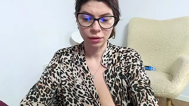 Jullyenn3 online show from 02-19-25, 05:49