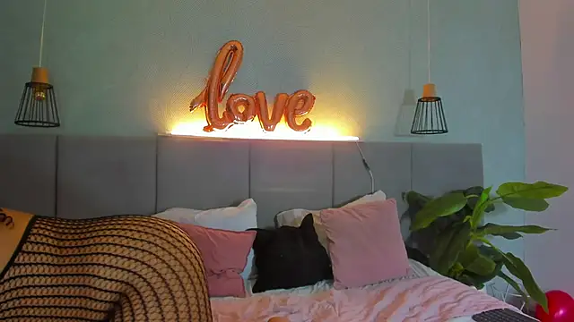 Snapshot of Annie-Wolf chatting on 02-15-25, 08:54 Annie-Wolf online show from 02-15-25, 08:54