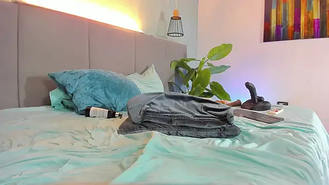 Snapshot of Annie-Wolf chatting on 02-28-25, 01:26 Annie-Wolf online show from 02-28-25, 01:26