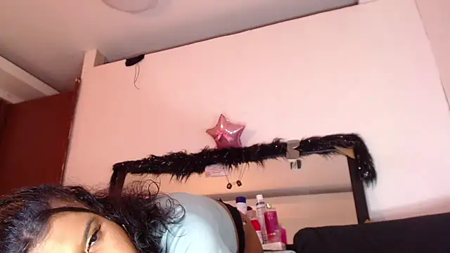 Snapshot of DaniBoom12 chatting on 02-18-25, 01:54 DaniBoom12 online show from 02-18-25, 01:54