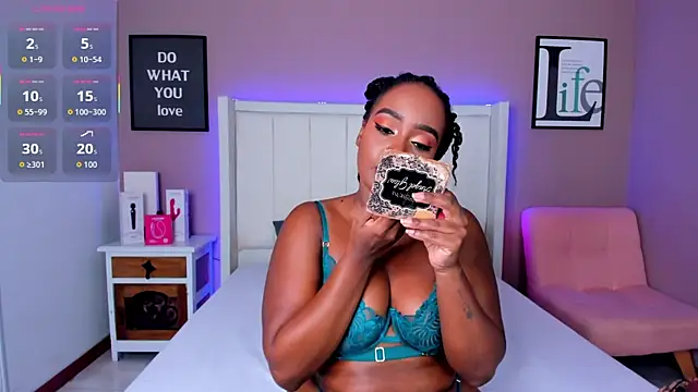 Britanymooree online show from 12-18-25, 08:04