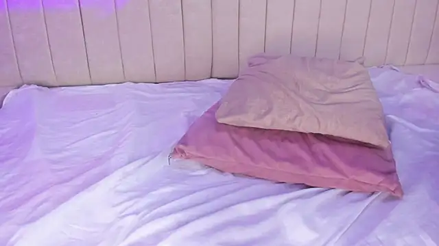 Littleolivia  online show from 01-24-25, 07:07