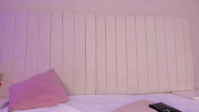 Littleolivia  online show from 01-30-25, 07:04