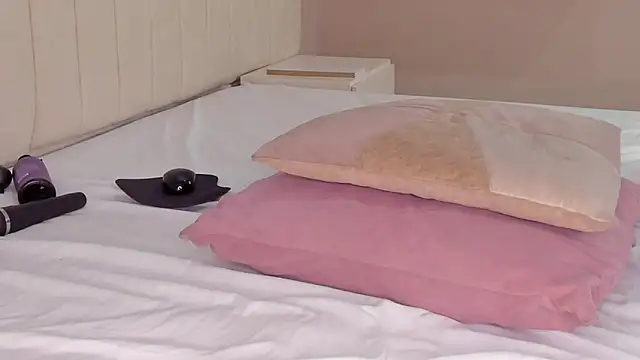 Littleolivia  online show from 02-25-25, 07:47