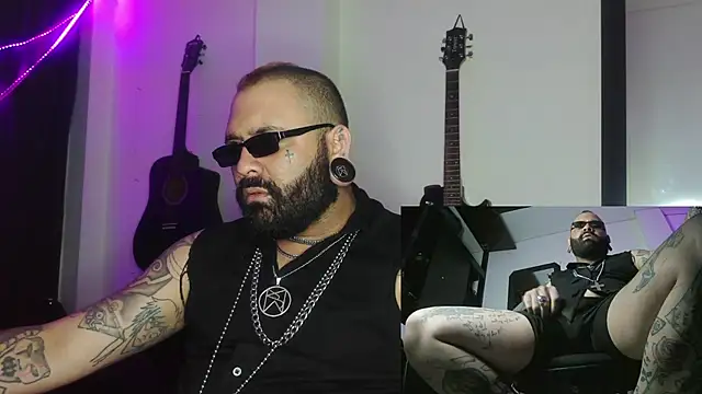 Snapshot of darkclothes chatting on 12-27-24, 08:24 darkclothes online show from 12-27-24, 08:24