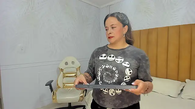 Snapshot of Daphne81_ chatting on 01-29-25, 02:19 Daphne81  online show from 01-29-25, 02:19