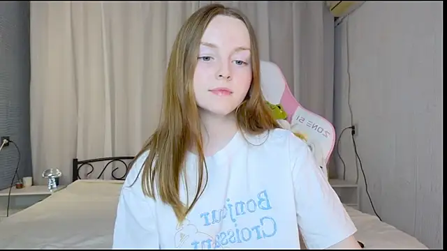 Snapshot of Wild__flowers chatting on 09-17-25, 04:30 Wild  flowers online show from 09-17-25, 04:30