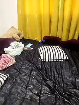 Hugemassivebootie online show from 10-08-25, 12:03