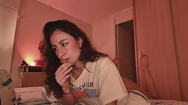 Snapshot of juanasnz99 chatting on 11-24-25, 04:56 juanasnz99 online show from 11-24-25, 04:56