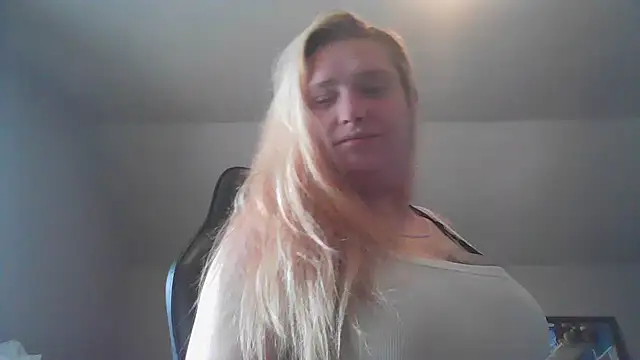 Snapshot of Lalalynn chatting on 05-24-26, 06:35 Lalalynn online show from 05-24-26, 06:35