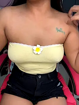 LeisyXO online show from 10-29-25, 07:26