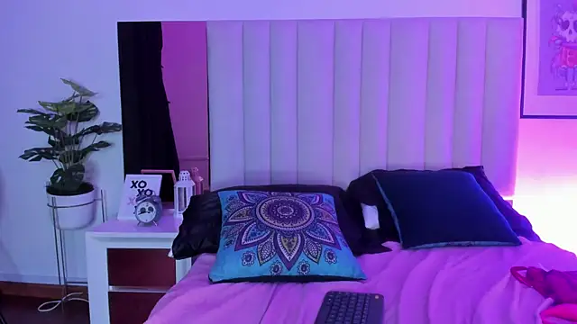 Laura Dicardy online show from 04-25-26, 01:41