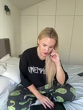 Snapshot of isisxoxx chatting on 11-30-25, 12:53 isisxoxx online show from 11-30-25, 12:53