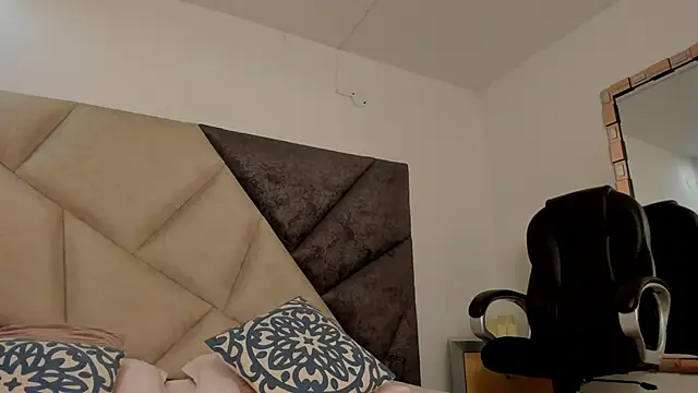 Snapshot of BonnieCute_ chatting on 11-26-25, 12:00 BonnieCute online show from 11-26-25, 12:00