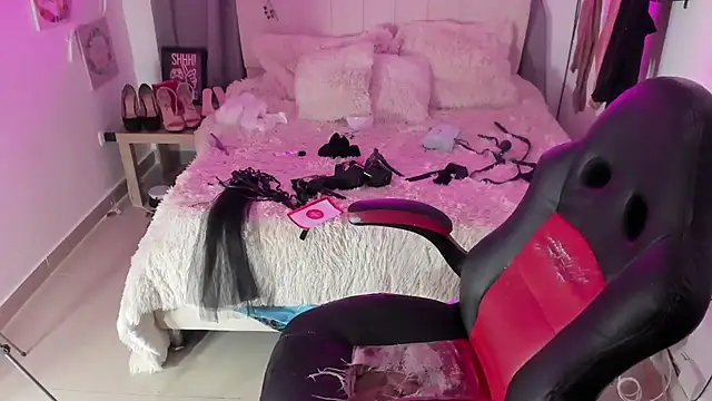 Snapshot of anyclark_ chatting on 10-30-25, 04:03 anyclark online show from 10-30-25, 04:03