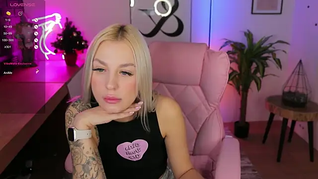 Snapshot of Crystal_Barbie chatting on 12-10-24, 11:19 Crystal Barbie online show from 12-10-24, 11:19